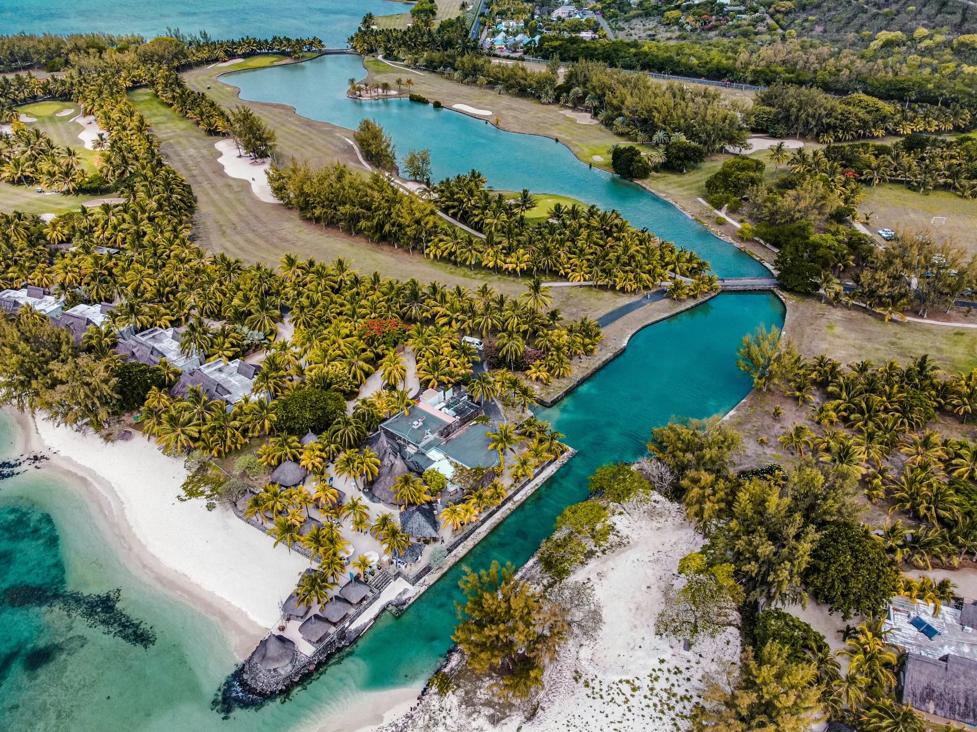 Litorale di Mauritius con un resort tra le palme, spiagge bianche, laguna turchese e campo da golf